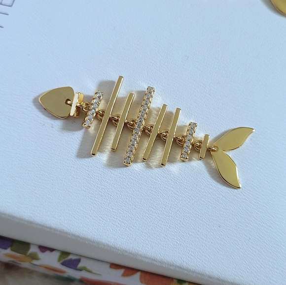 Rachel Zoe Gold💛 Fish🐠 Bone🦴 Earrings - NIB - Picture 3 of 15